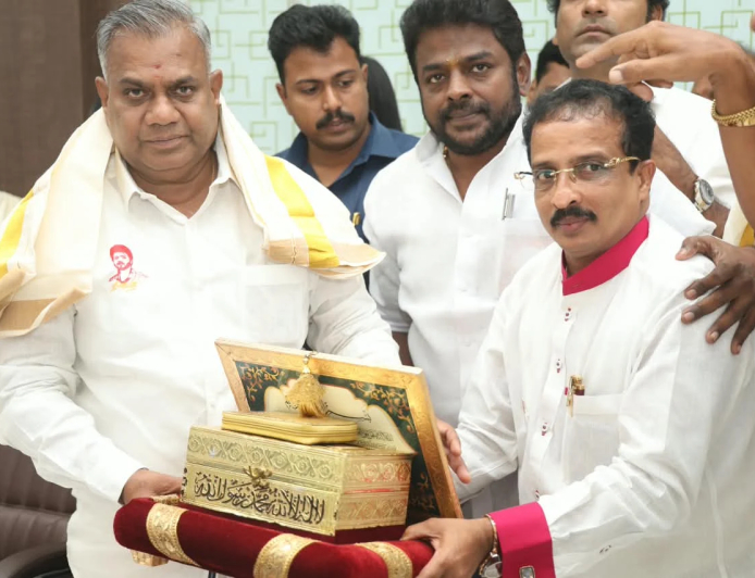 തമിഴക വെട്രി കഴകം കേരള ഘടക‌ത്തിന്റെ ഔദ്യോഗിക പ്രഖ്യാപനം ഉടൻ ഉണ്ടാകുമെന്ന് നേതാക്കൾ . എല്ലാ ജില്ലകളിലും കമ്മിറ്റി രൂപീകരിച്ച് ‌‌പാർട്ടി പ്രവർത്തനം ശക്തമാക്കാൻ നിർദ്ദേശം.